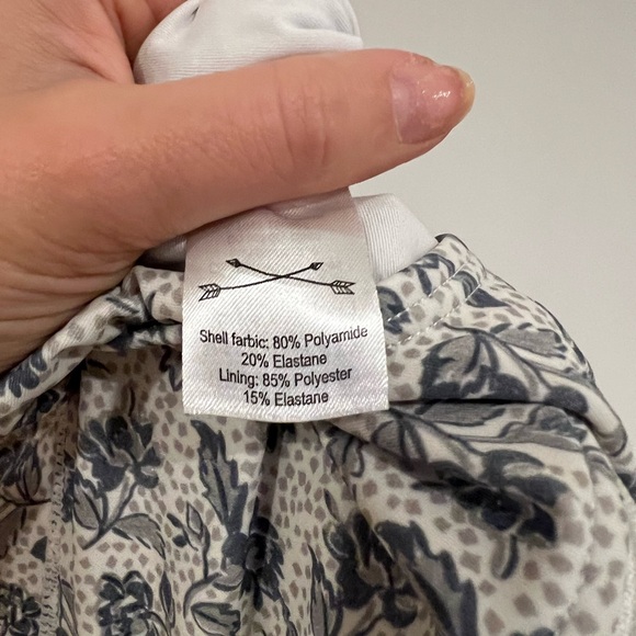 Rylee + Cru - Roses Rashguard - Picture 6 of 6